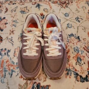 Nike purple waffle shoes EUC 8